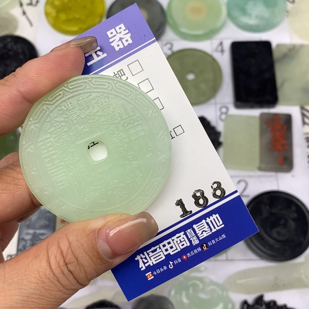 【闪购商品】岫玉颈饰未镶嵌吴***像挂件