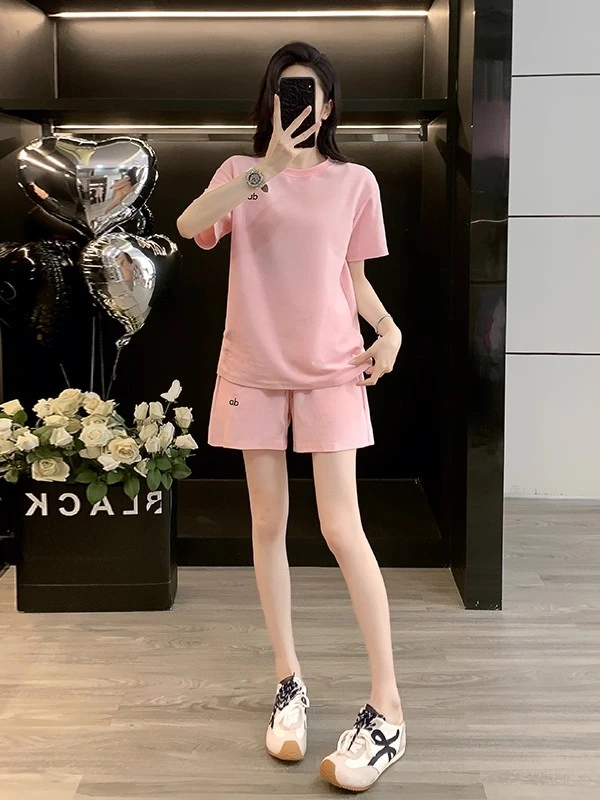 夏季洋气减龄粉色短袖T恤短裤两件套盐系穿搭休闲运动套装女2025