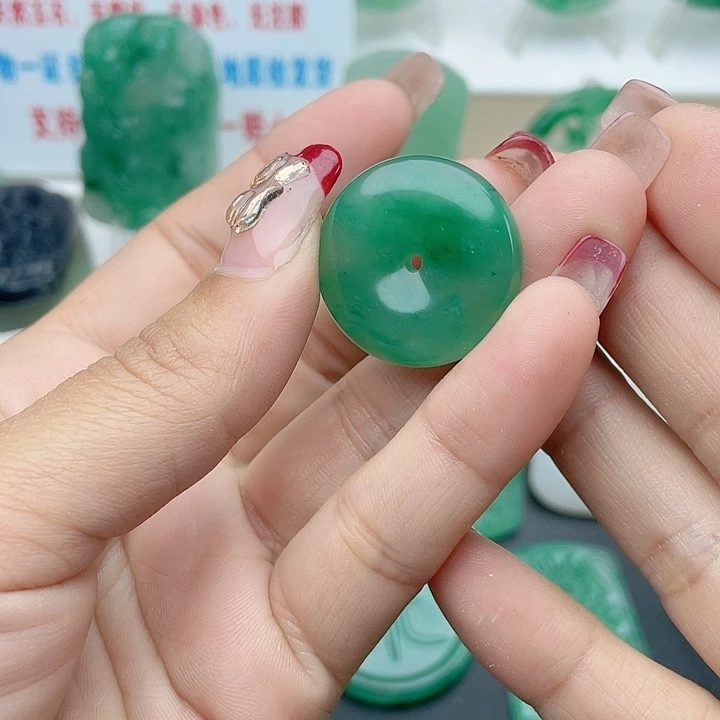 颈饰未镶嵌石英质玉