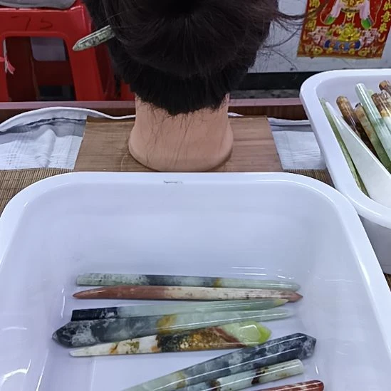 未镶嵌蛇纹石玉岫玉素棍发簪，纯天然俏色。