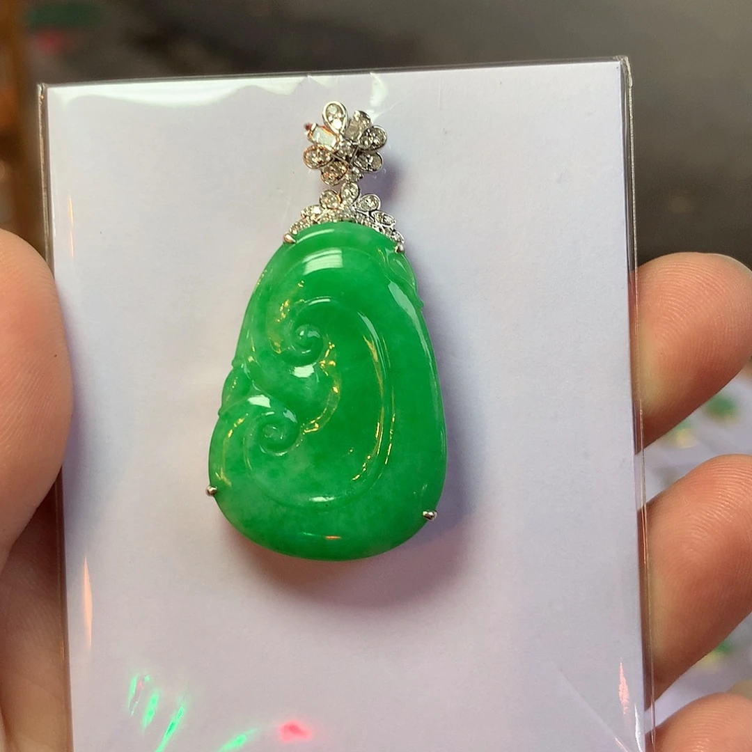 翡翠18K金镶嵌颈饰如意