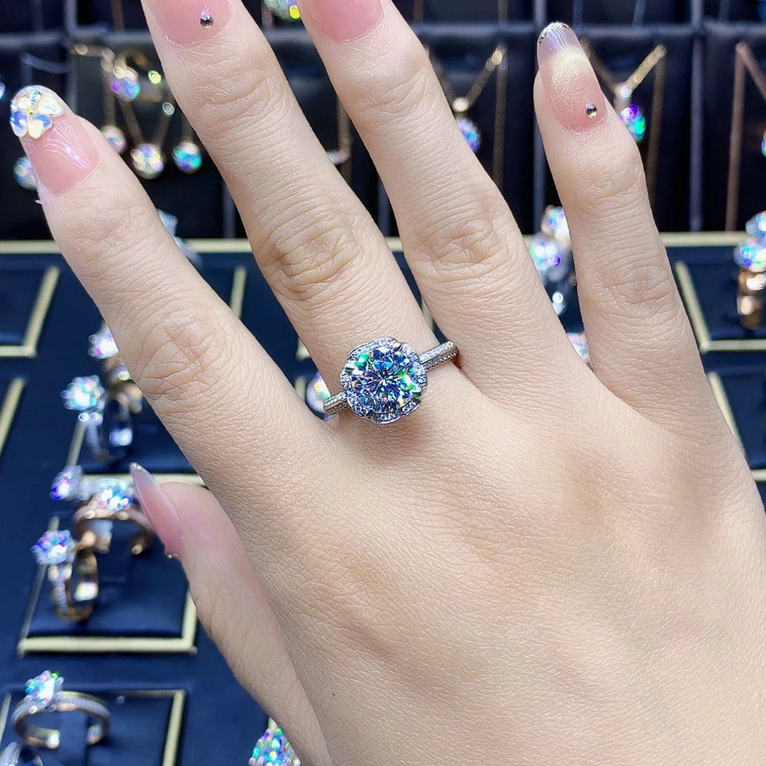 18K金镶嵌合成碳硅石（莫桑石）戒指/指环?**?