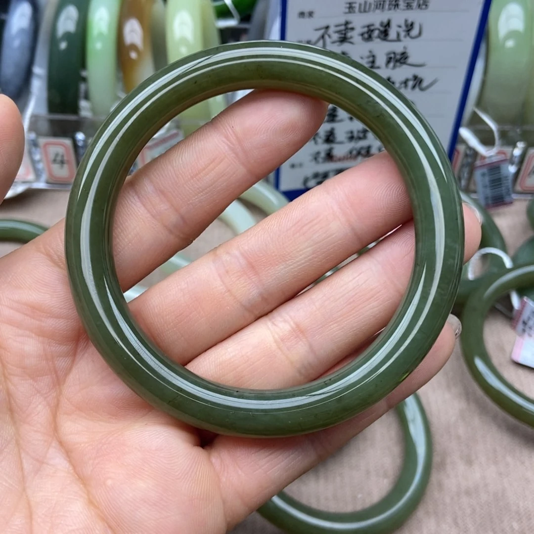 和田玉手镯未镶嵌在***60圈