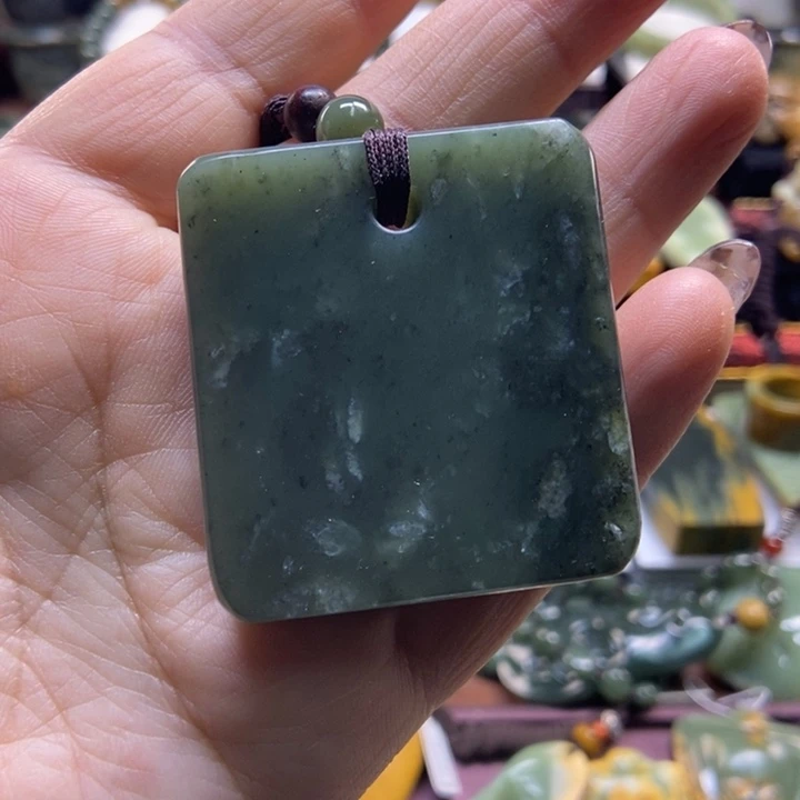 未镶嵌岫岩老玉（透闪石质玉）把件