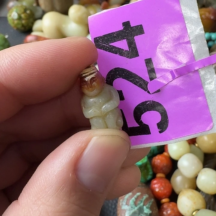 袁***生和田玉未镶嵌颈饰