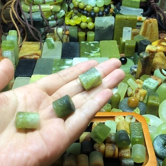 未镶嵌岫玉吊坠荣