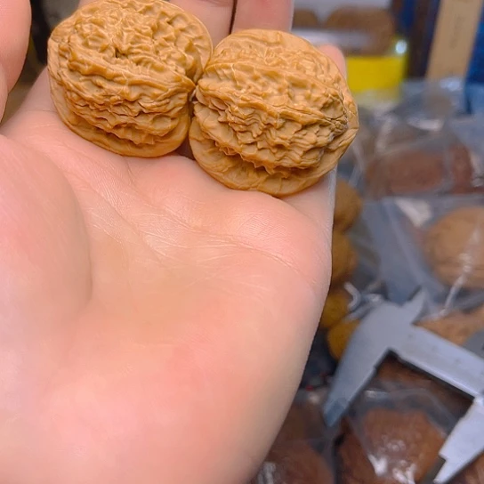 文玩核桃吊坠白狮子