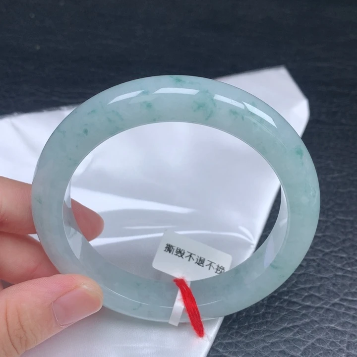 翡翠手镯未镶嵌。。