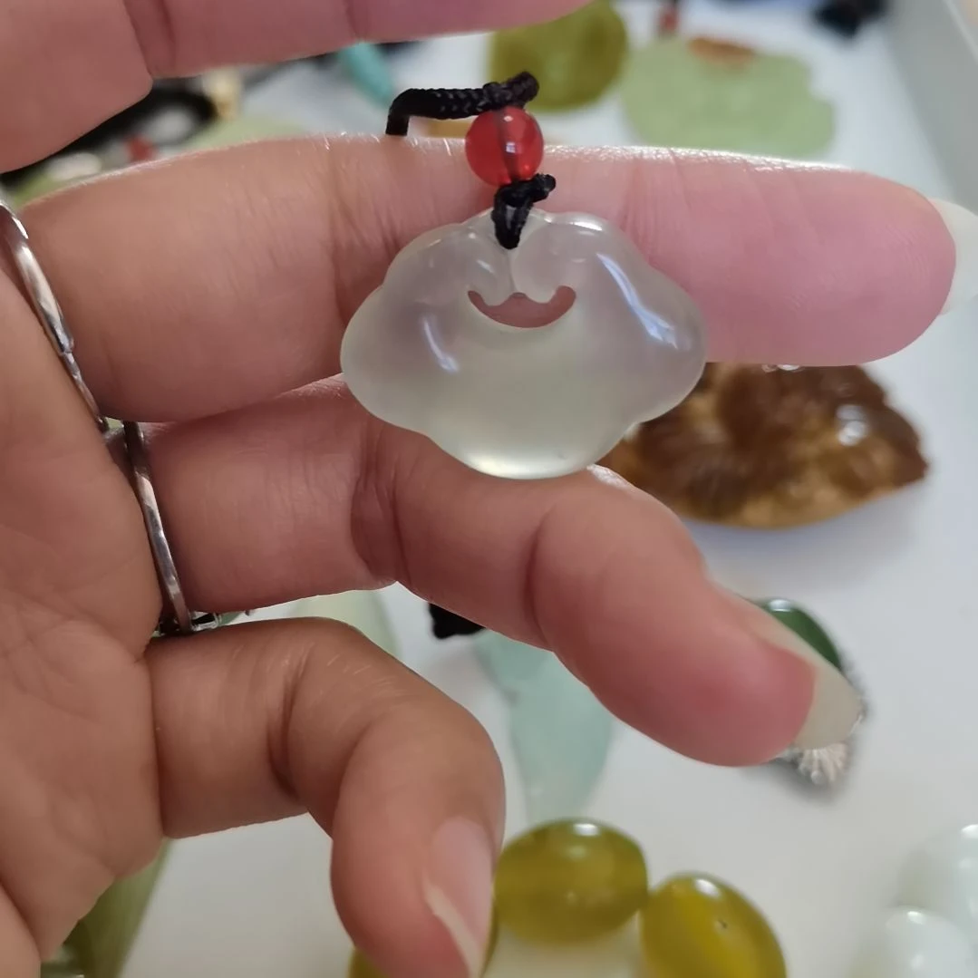 未镶嵌蛇纹石玉吊坠