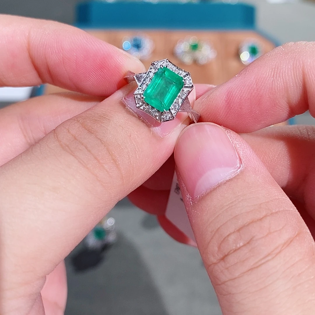 18K金镶嵌戒指祖母绿1.3ct