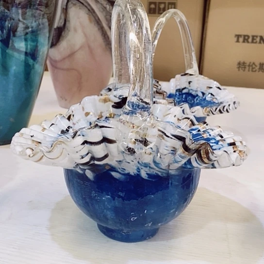 琉璃花瓶高22厘米宽12厘米