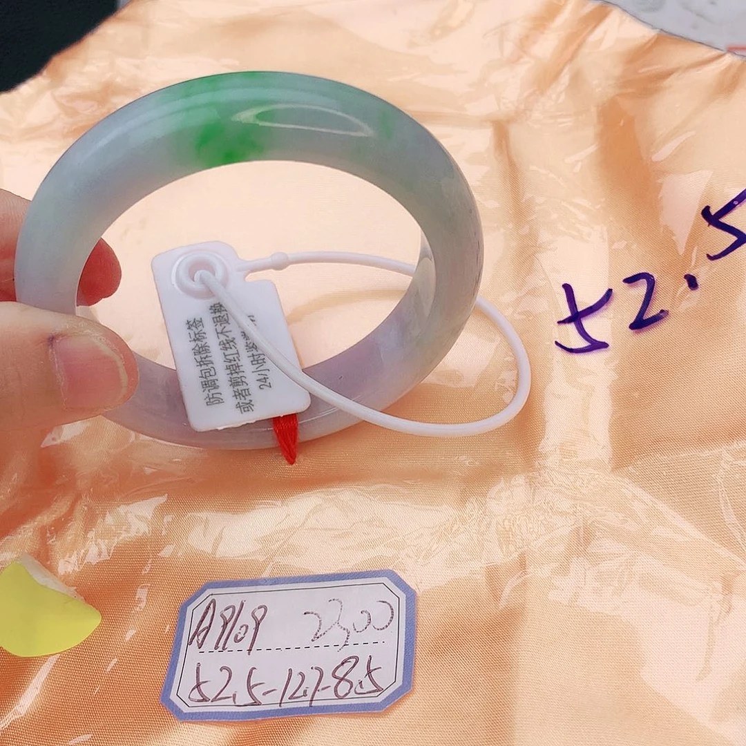 翡翠手镯未镶嵌翡翠