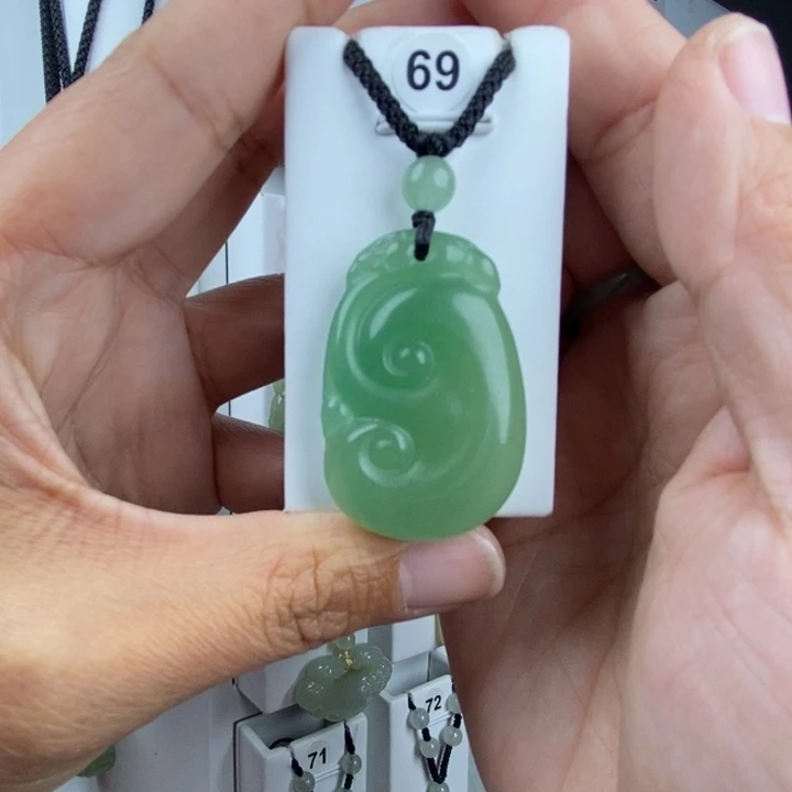 石英质玉未镶嵌颈饰