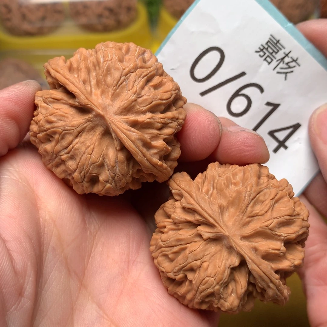 文玩核桃把件红皮肉球苹果41