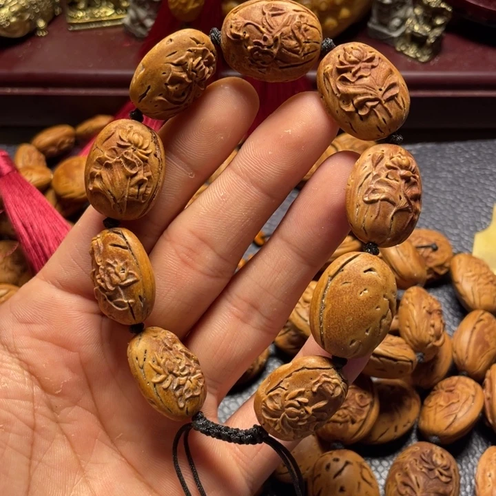 大桃核雕刻瑕疵莲花