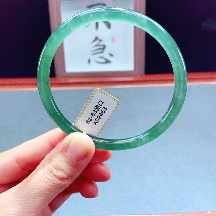 未镶嵌手镯翡翠圆镯