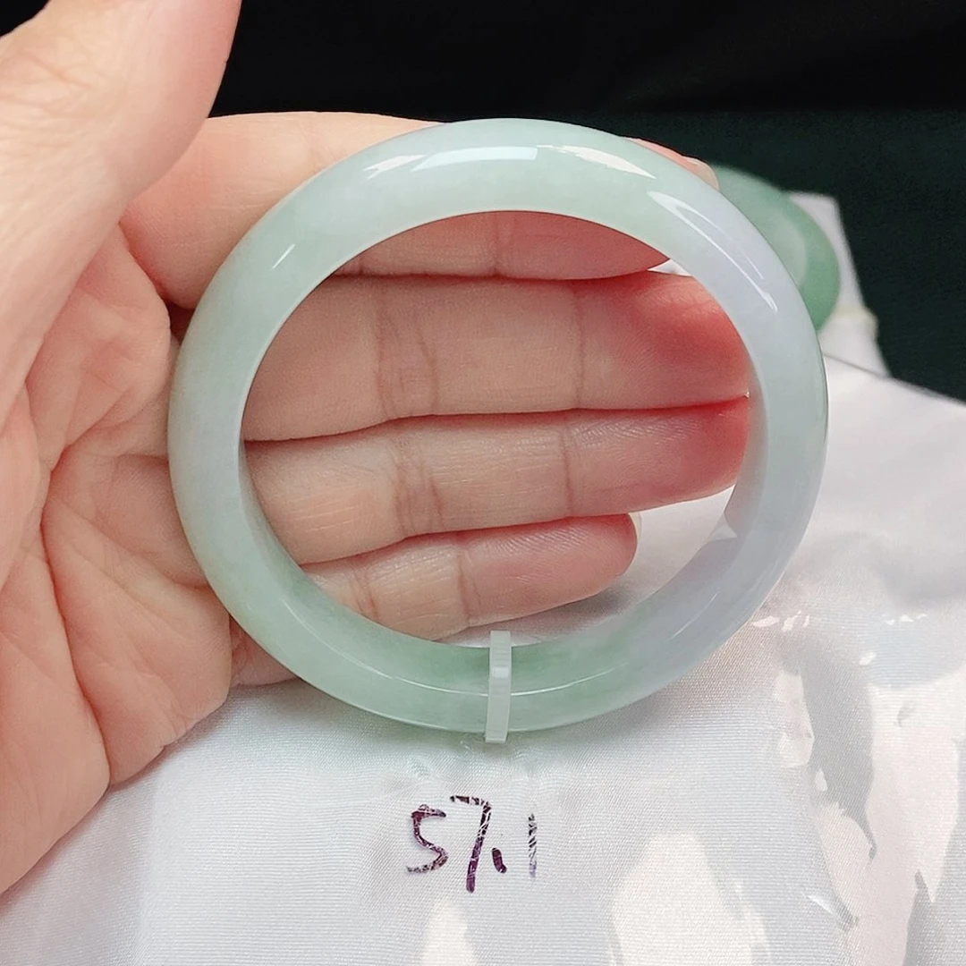 翡翠手镯未镶嵌正圈