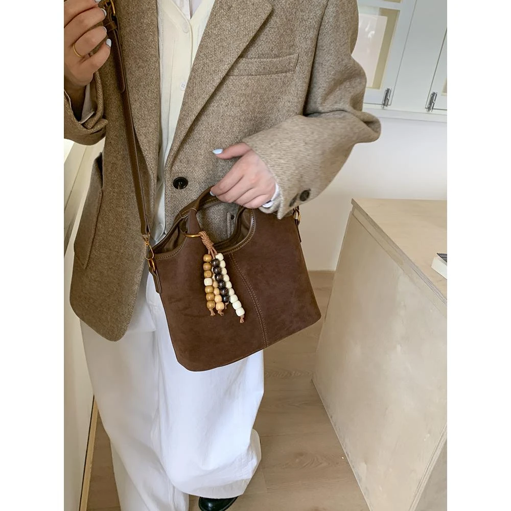 今年流行麂皮绒手提包女式2025新款复古通勤单肩水桶包休闲斜挎包