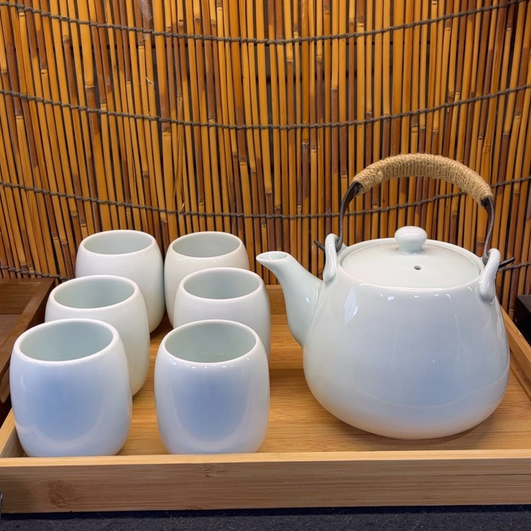 不带茶盘。一壶六杯。送茶巾。过滤，杯垫。