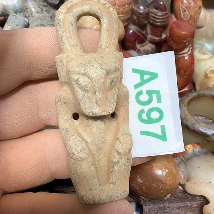 蛇纹石玉颈饰未镶嵌