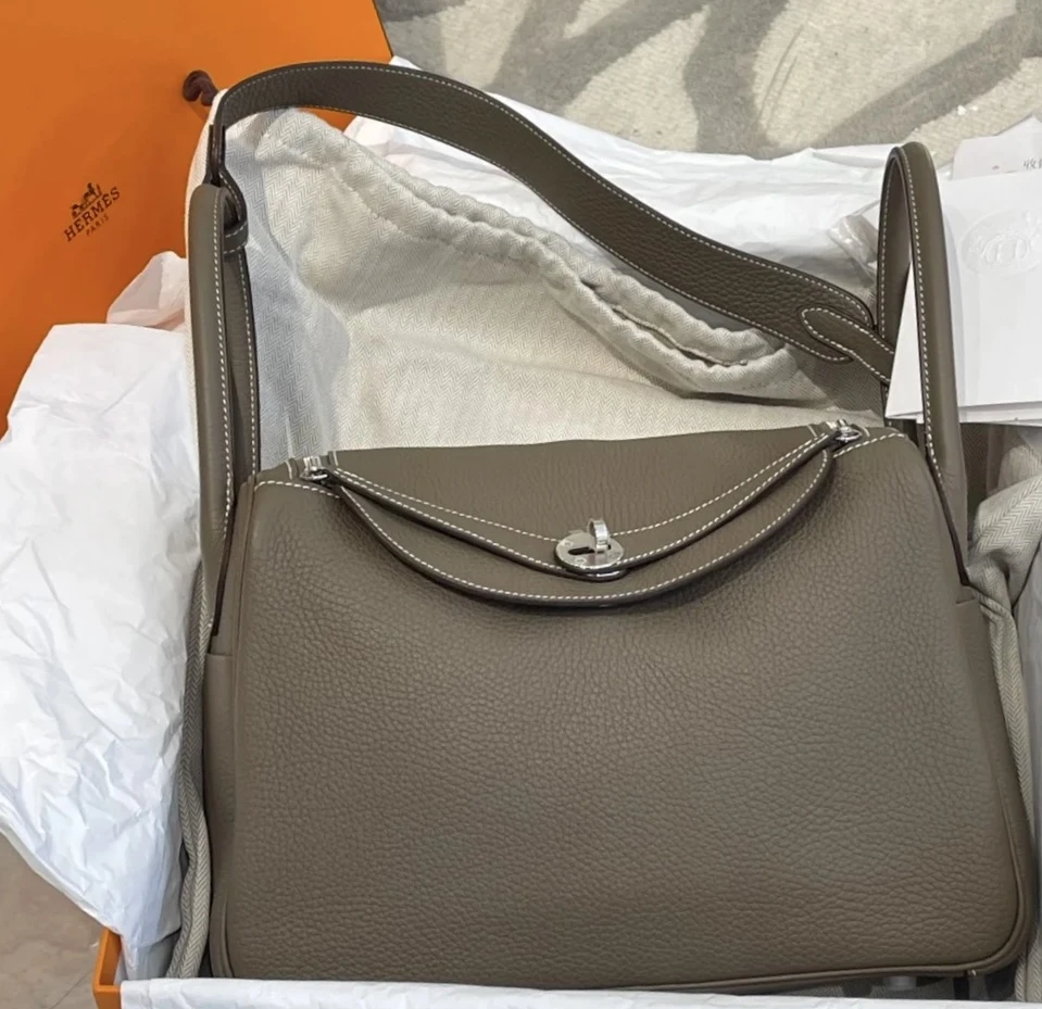 95新 Hermes/爱马仕 大象灰银扣Lindy30包  14298079