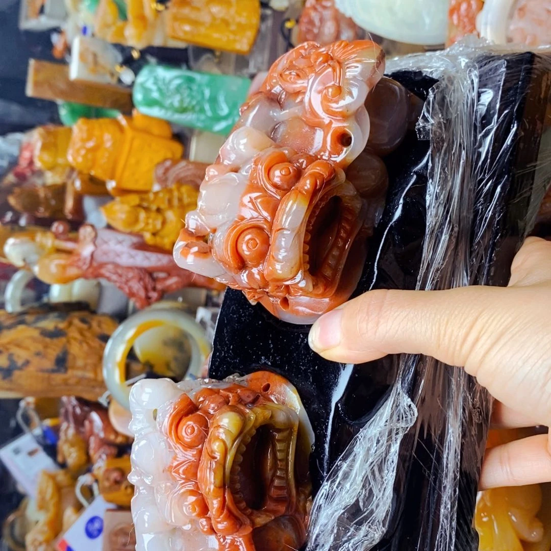 石英质玉（黄龙玉）未镶嵌颈饰