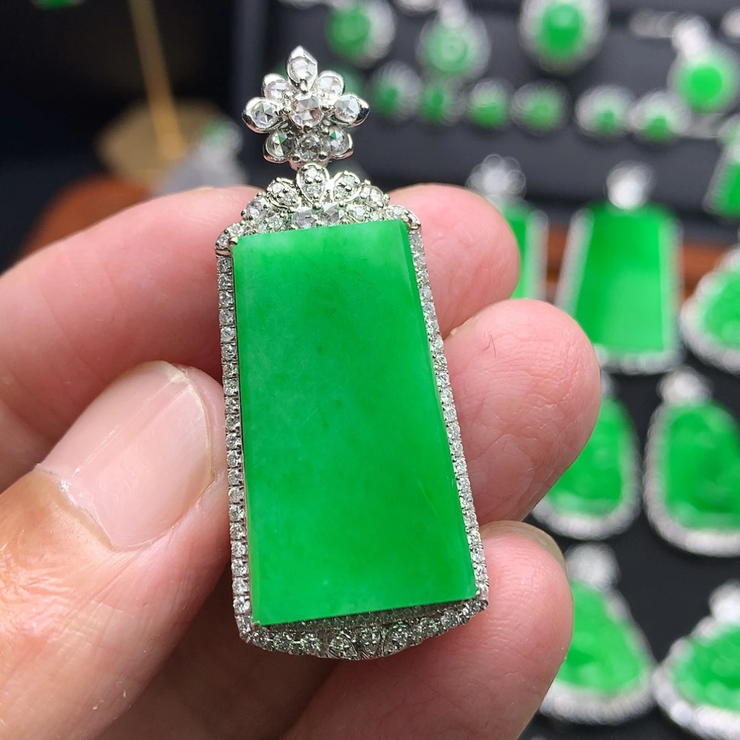 颈饰18K金镶嵌翡翠