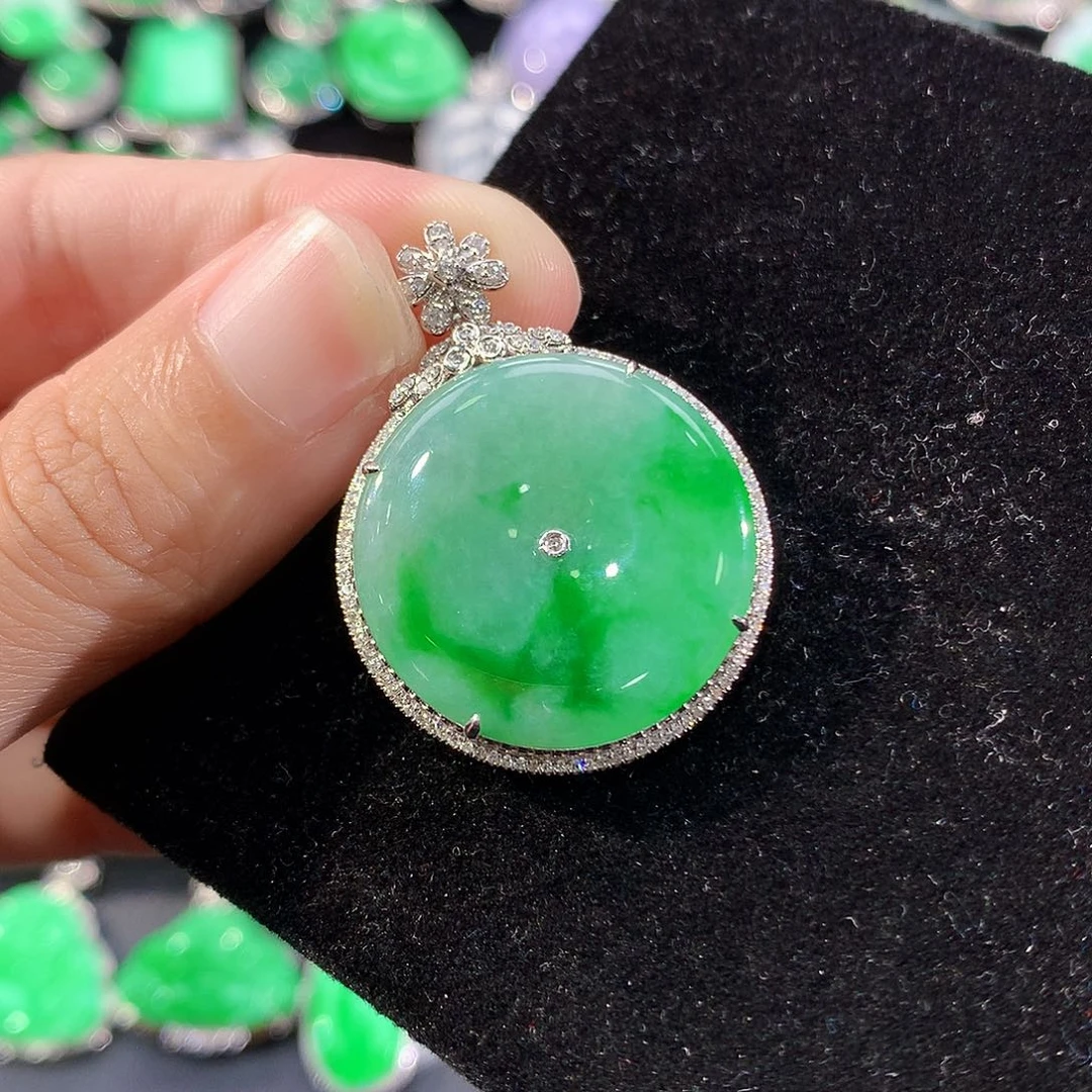 翡翠18K金镶嵌颈饰