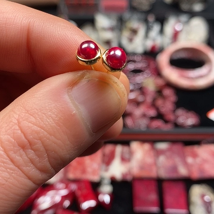 天然辰砂晶体银镶嵌耳钉