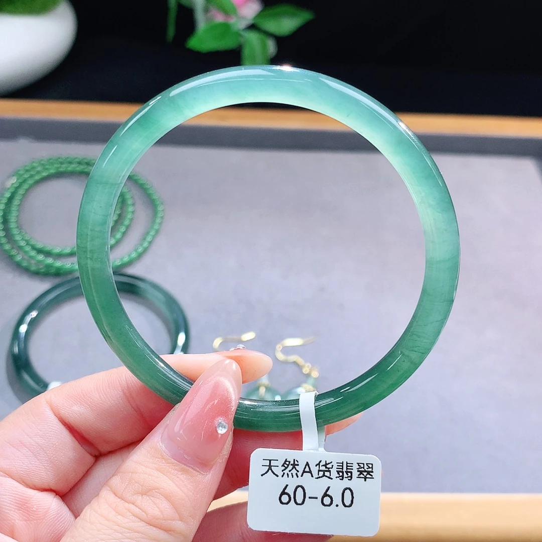 未镶嵌手镯（圆镯）翡翠