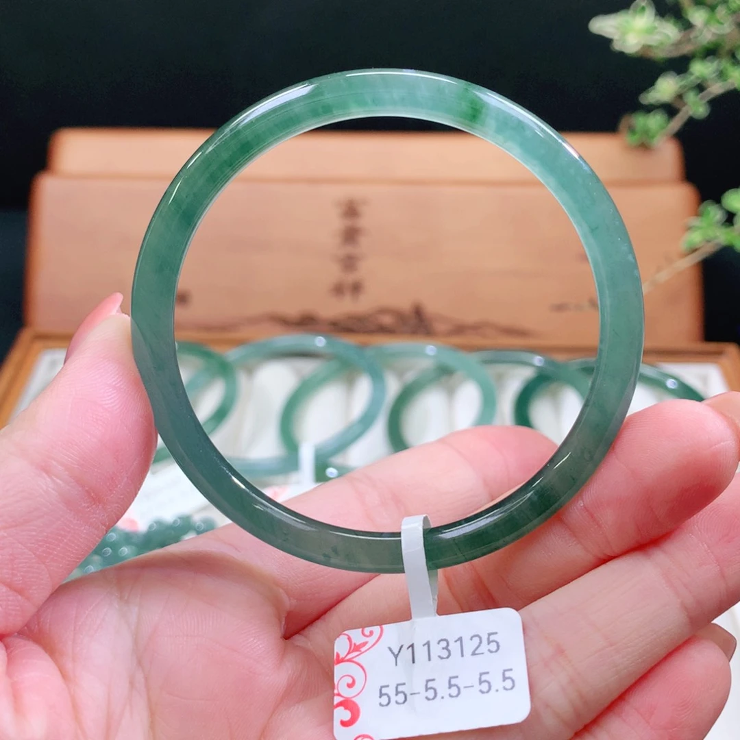 翡翠手镯未镶嵌天然