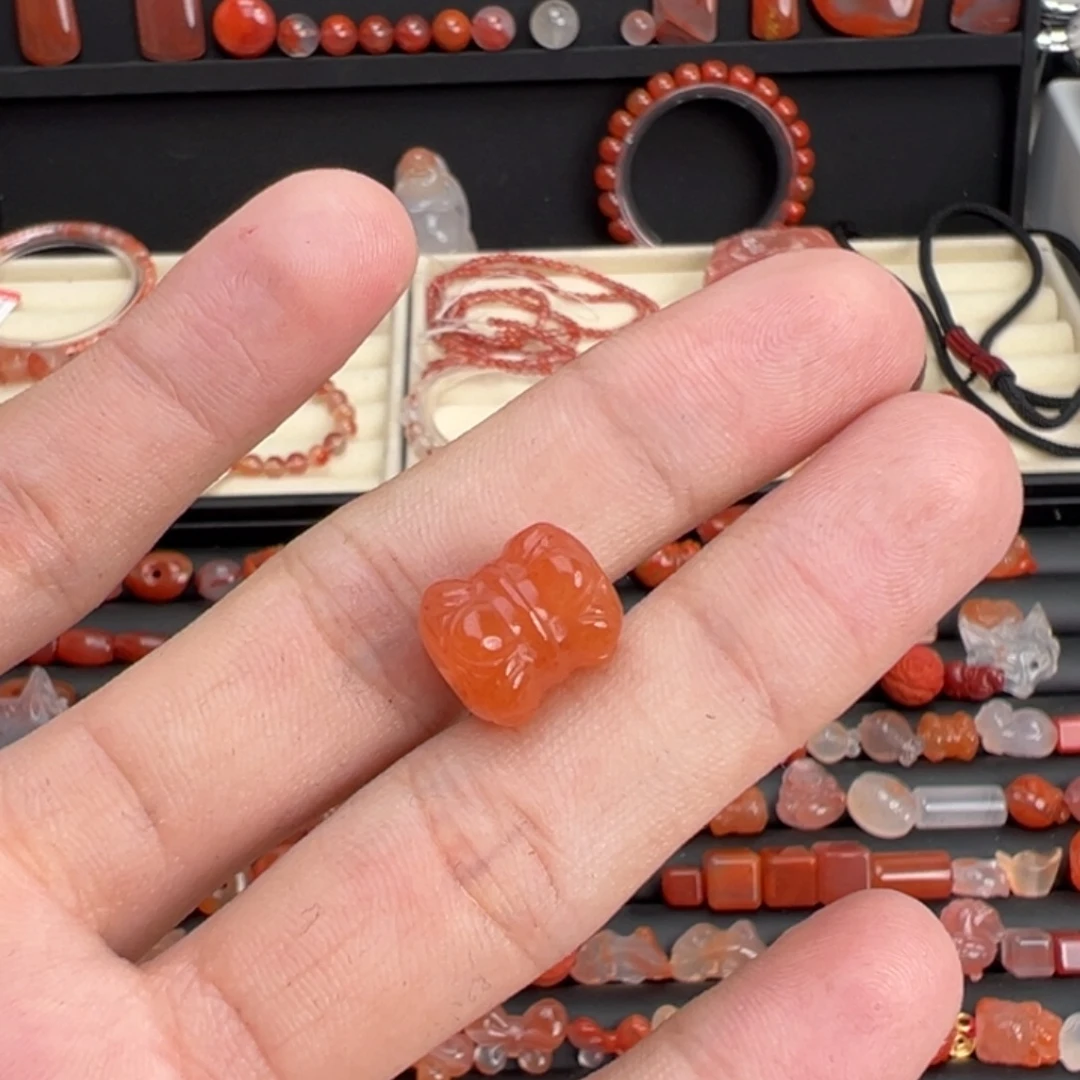 南红玛瑙未镶嵌颈饰并蒂莲