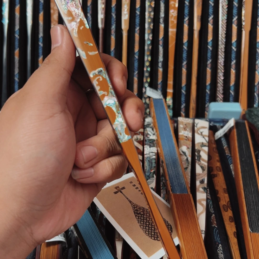 胡***杨扇子扇子的设计非常精致