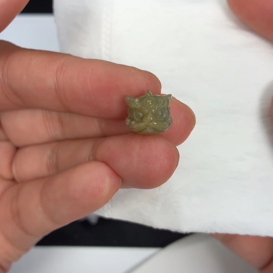 翡翠未镶嵌颈饰醒狮