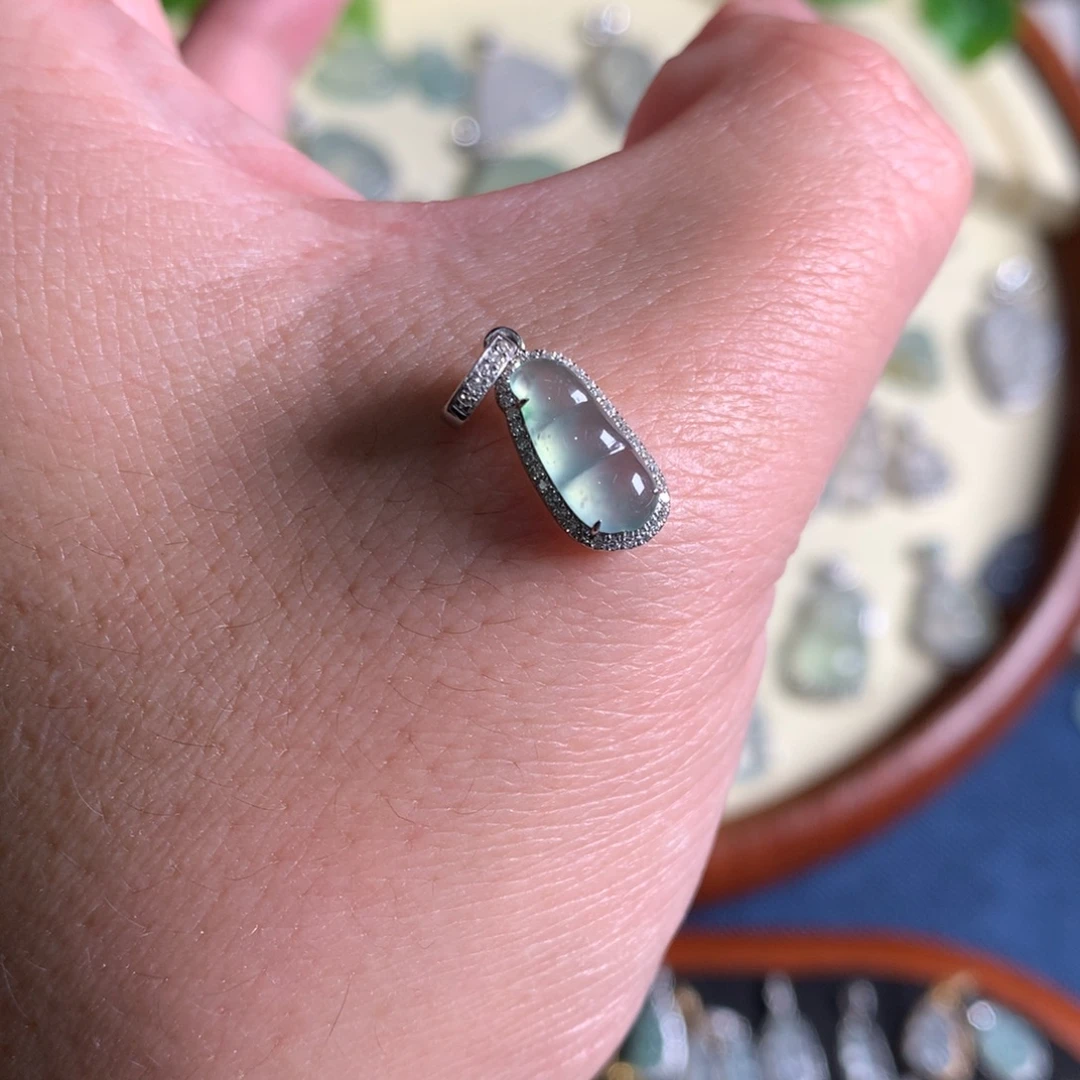 翡翠18K金镶嵌颈饰豆子