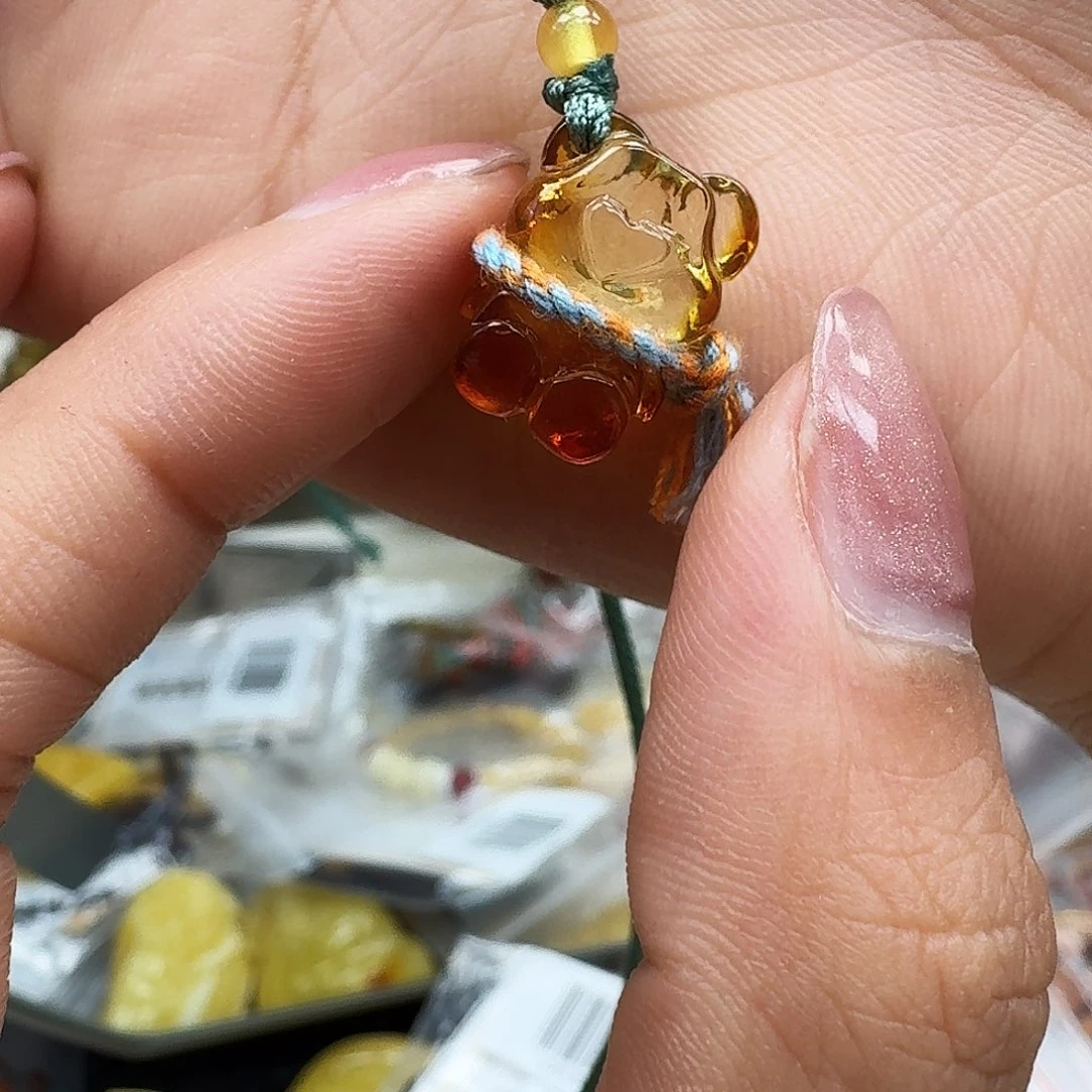 琥珀裸石未镶嵌……