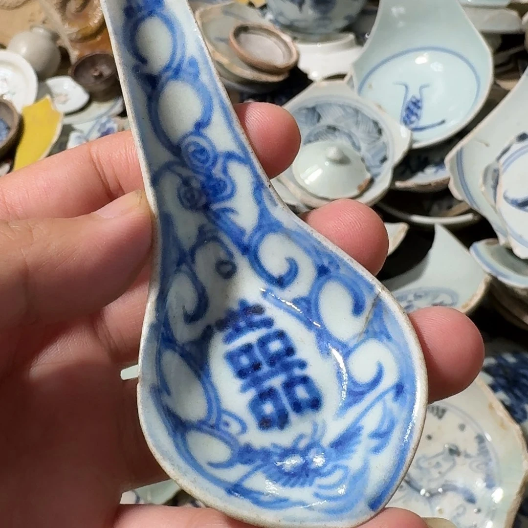 瓷片青花勺，有一短冲线，