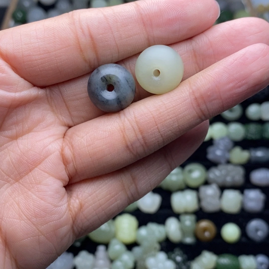 雷***人和田玉未镶嵌颈饰