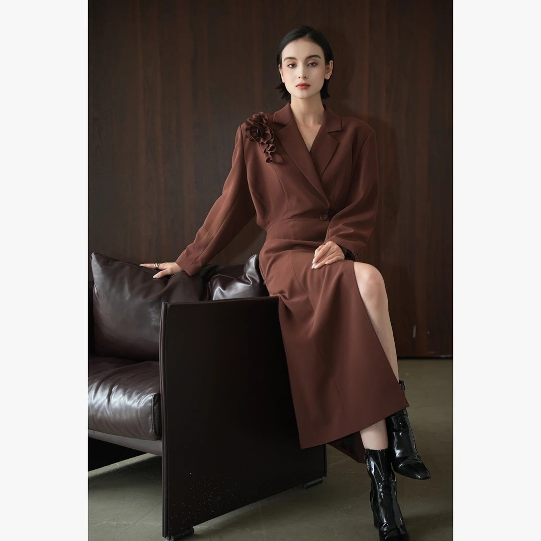 【有约】法式腔调中古款上宽下窄设计感胸花西装式长裙