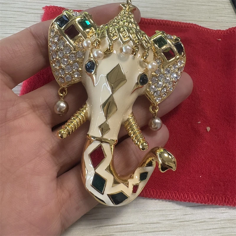 合金胸针 KJL白色珐琅重工象头胸针2-24【2070718-002】