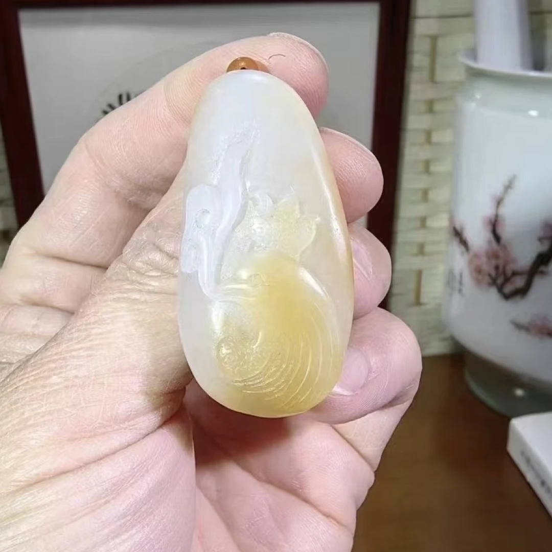 新疆和田玉糖羊脂《大吉大利》，特油润，糖色艳丽脂白肉细过灯，18.8g