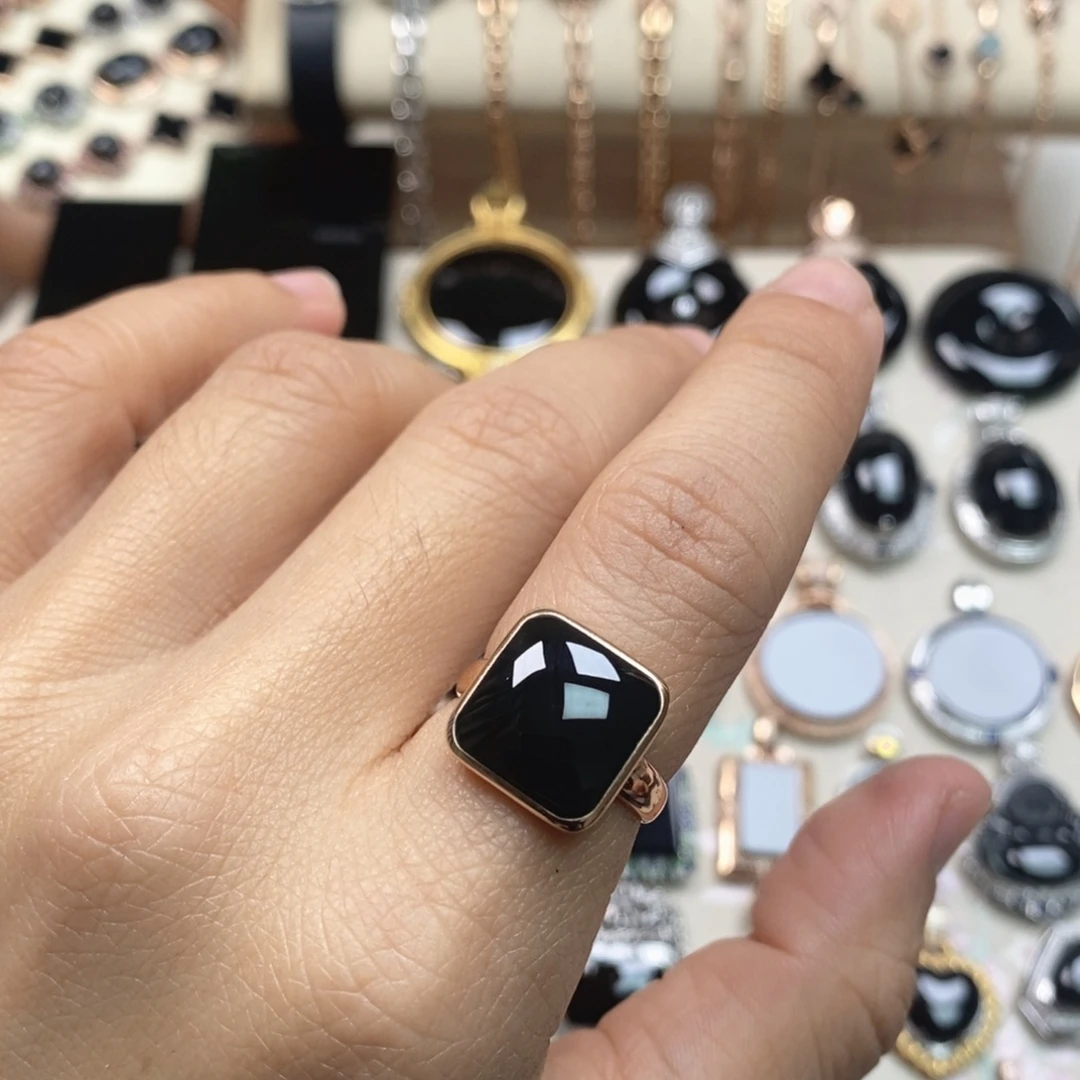 翡翠18K金镶嵌戒指