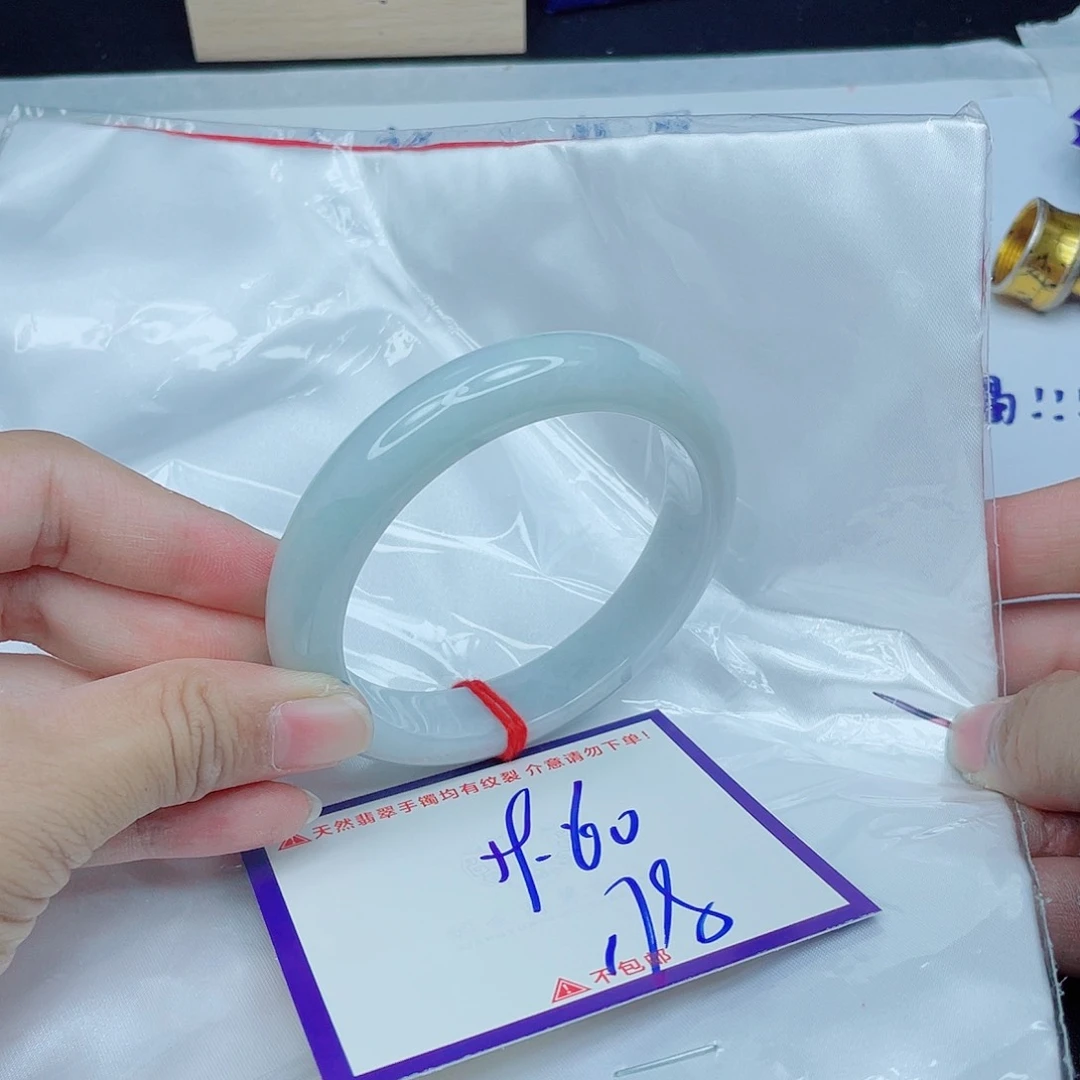 翡翠手镯未镶嵌翡翠