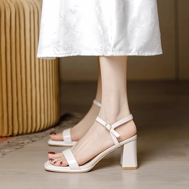 露趾凉鞋女粗跟2025夏季高级感仙女风配裙子米白色一字带高跟鞋女