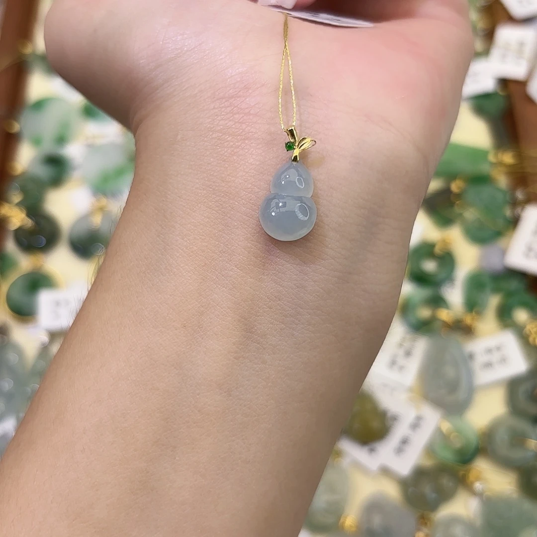 颈饰18K金镶嵌翡翠葫芦