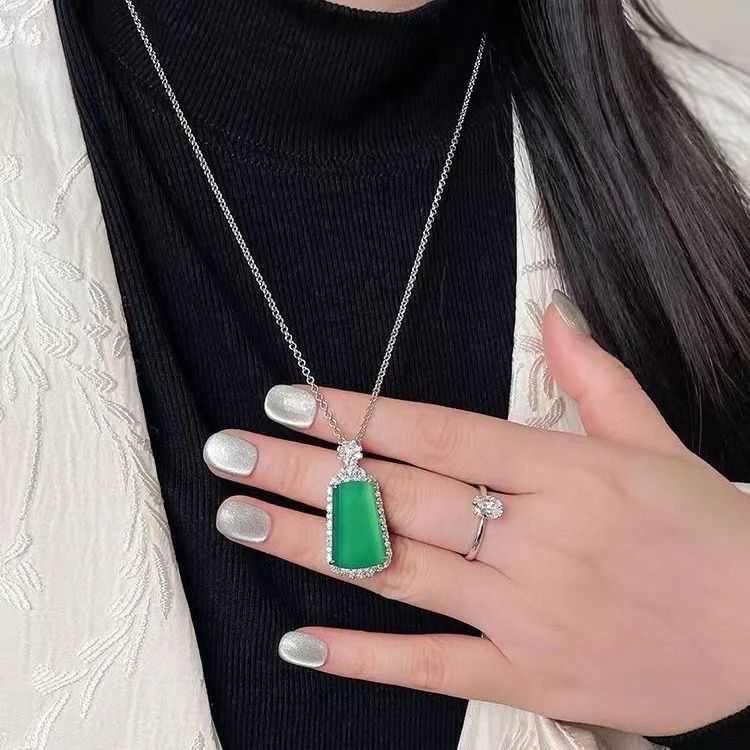 新中式玉髓平安无事牌吊坠绿色玛瑙项链女新款气质吊坠轻奢锁骨链