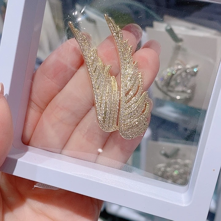 锆石铜合金翅膀胸针