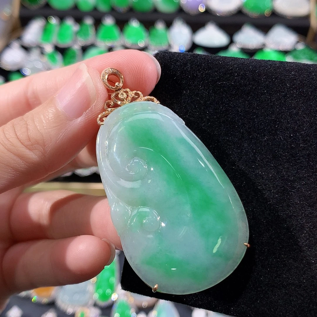 翡翠18K金镶嵌颈饰