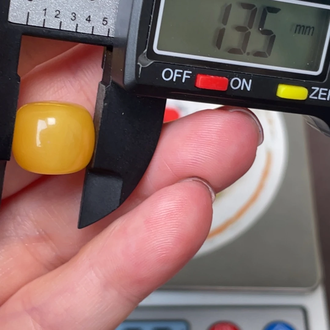 未镶嵌琥珀裸石微瑕358