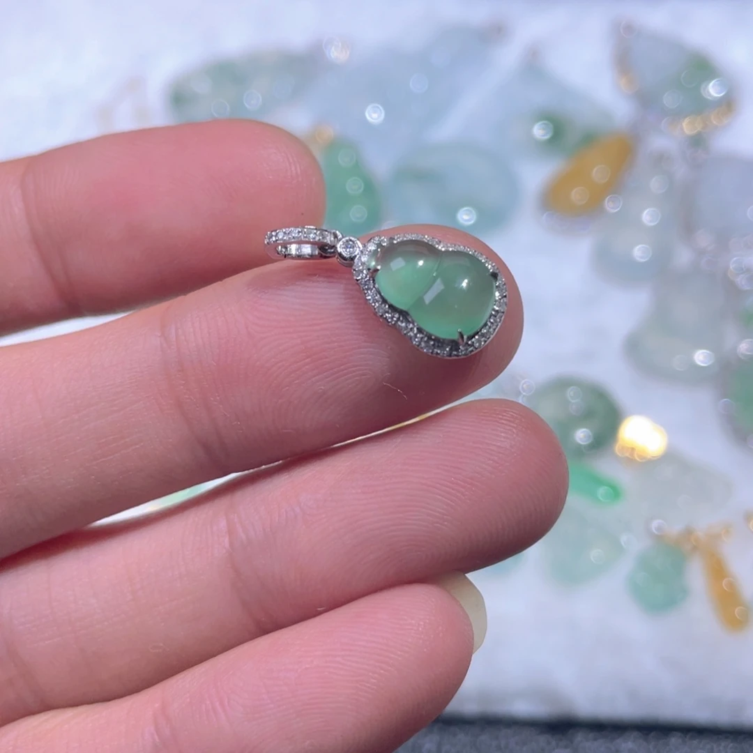 唯***美翡翠18K金镶嵌颈饰翡翠